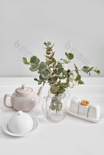 最小的餐桌设置背景。茶的构图。厨房白色桌子上的家用餐具,前视镜,复制空间图片
