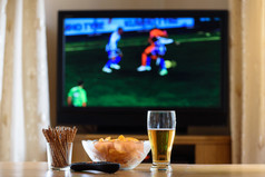 电视，看电视（足球，足球比赛）和零食