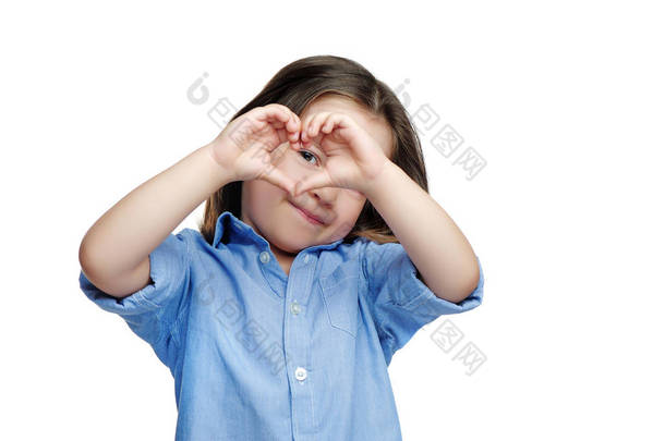 小女孩用手做心脏形状并且看通过它