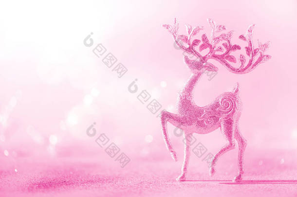 银光闪闪的圣诞鹿用霓虹灯粉红背景，复制空间。 新年派对的贺卡。 节假日的概念。 横幅