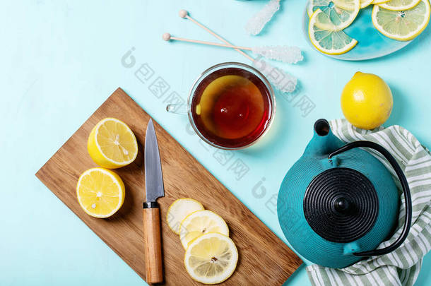 杯装红茶，以青绿色为背景，配以新鲜柠檬。顶视图。拷贝空间