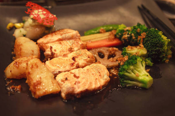 新鲜什锦海鲜、三文鱼片、扇贝和蔬菜铁板烧（日本料理）