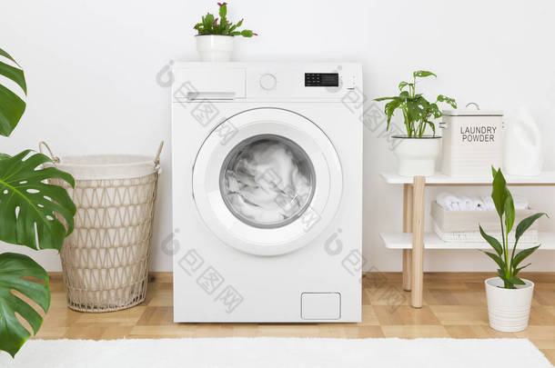家庭洗衣房内部简朴，配有现代洗衣机