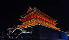 西安钟楼在夜间.中国陕西西安古城