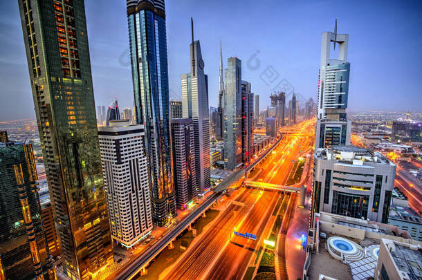 迪拜<strong>日</strong>落哈利法塔与谢克·扎耶德路的全景。迪拜是<strong>超级</strong>现代化的城市