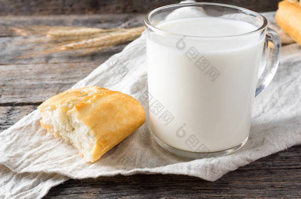 乡村早餐牛奶面包毛巾木桌