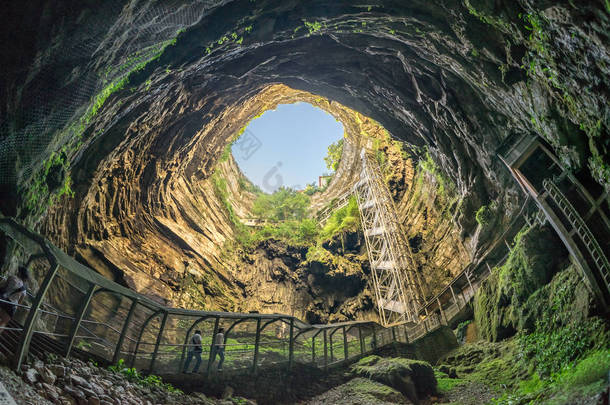 山中的天然绿色洞穴