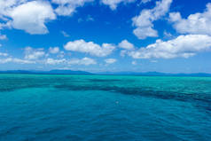 阳光明媚的澳大利亚凯恩斯，美丽的大堡礁和白云