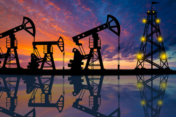 石油生产。石油平台反映在水中.石油生产。矿产品的提取。燃料工业。油田设备.