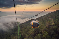 缆车连接着著名的旅游景点- -位于越南巴纳山顶上的欧洲城市