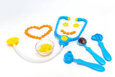 蓝色听诊器、耳镜、锤子、白色背景上隔离的牙科镜。医学概念。中国