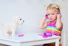 小女孩和玩具小狗玩医生游戏