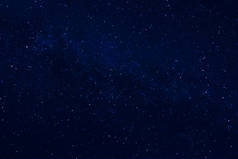 美丽夜空与星辰的长曝光照片 
