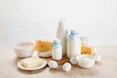 各种新鲜的有机奶制品和鸡蛋放在白色的木桌上