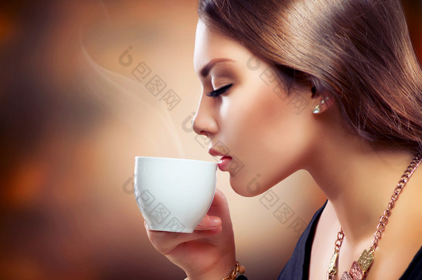 美丽的女孩<strong>喝喝</strong>茶还是<strong>喝</strong>咖啡