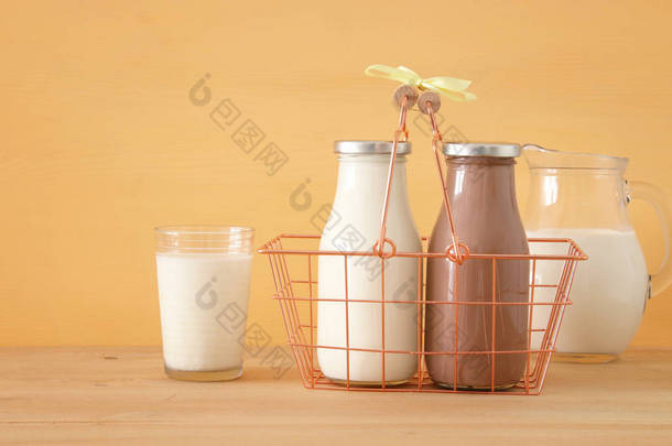 木桌上的牛奶和巧克力图片。犹太节日的象征——沙沃特。