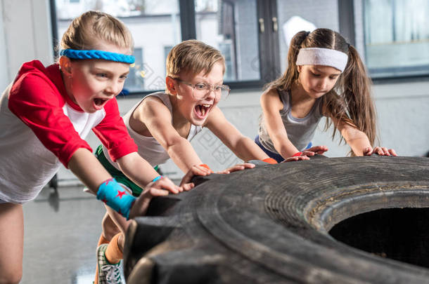 孩子们在健身室用轮胎训练