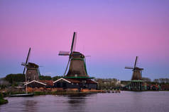 在桑斯安斯 Schans 在荷兰的风车，在日落之后的黄昏.
