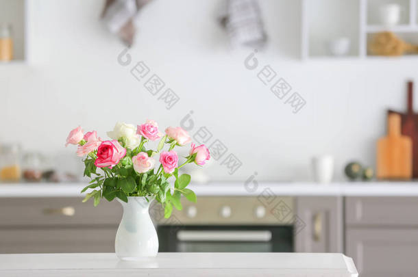 厨房桌子上的花瓶里放着美丽的玫瑰花