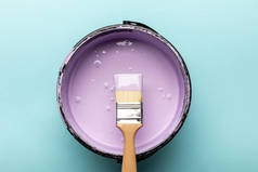 桶的顶部视图与紫色油漆和刷子在蓝色