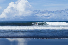 冲浪者在巴厘岛冲浪场冲浪