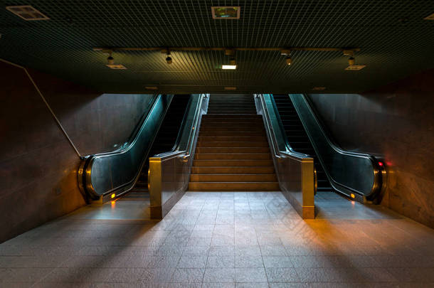 现代建筑中的现代化自动扶梯设施。