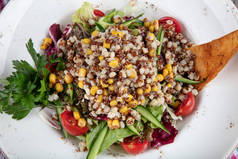 奎奴亚藜沙拉，（基奥纳沙拉）素食和减肥食品。新鲜健康沙拉