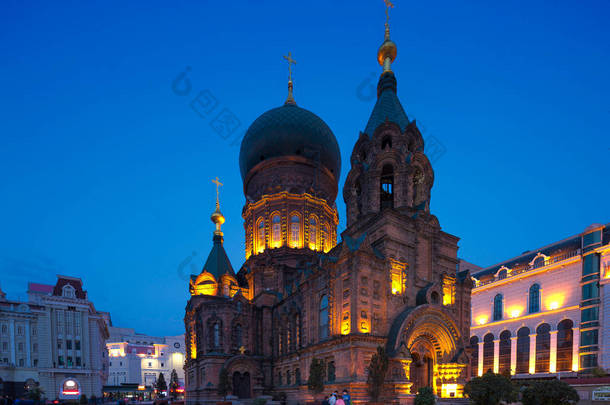 在<strong>晚上</strong>的著名哈尔滨圣索菲亚大教堂