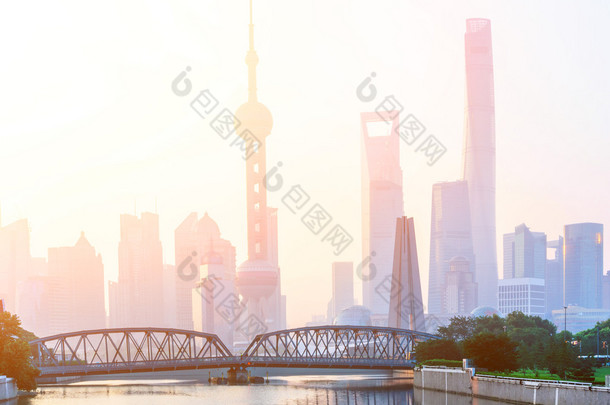 海岸上的<strong>地标</strong>和<strong>上海</strong>的一座桥