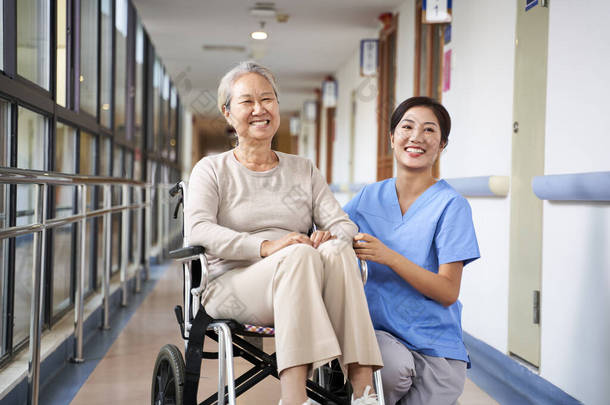 幸福养老院住户和护理者的肖像