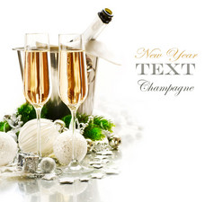 庆祝新的一年。两个香槟杯