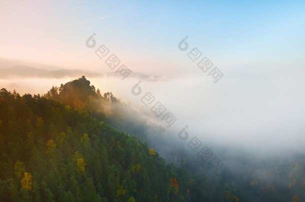 秋天的浪漫早晨的颜色。木屋或徒步旅行者在森林山的绿色峰值的<strong>小屋</strong>。秋雾贝娄在谷.