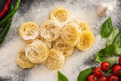 蔬菜和面粉的卡贝利尼生面食的顶部视图
