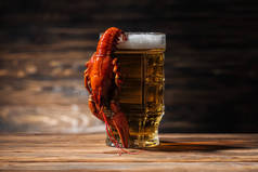 玻璃与啤酒和红龙虾在木表面