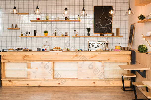 有木制酒吧柜台、架子和木板的自助餐厅内部与绘制的咖啡杯