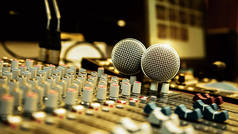录音室音响控制和录音设备及乐器概念室的特写麦克风和音频混音器.