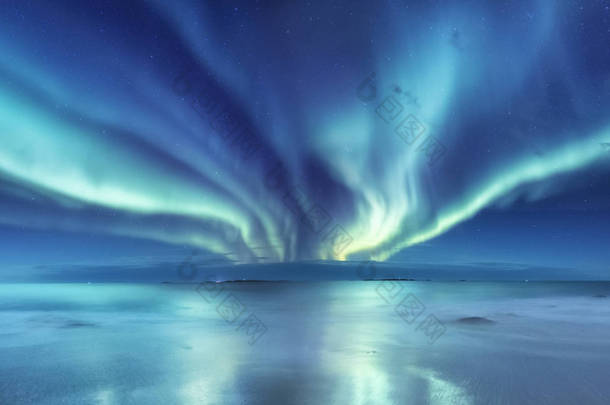 罗弗敦群岛上的北极极光, 挪威。绿色的北极光在海洋之上。夜空中的极地灯光。夜间冬季景观与极光和倒影在水面上。自然背景在挪威