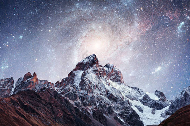 梦幻般的星空。白雪皑皑的山峰。主要的高加索脊。美国宇航局的好意。山视图从山 Ushba 迈尔, 佐治亚。欧洲.
