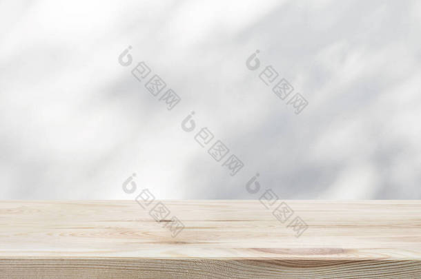 墙面上有树叶阴影的<strong>白色</strong>木桌.用于产品展示和<strong>自然</strong>概念