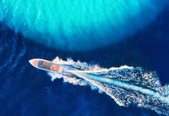 克罗地亚海景与船。游艇在海面上。晴天在蓝色亚得里亚海上的豪华浮船的航景。旅行-形象