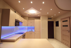 现代豪华厨房与紫色带领照明