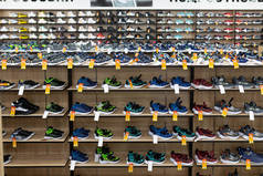 皮革鞋店，有各种各样的颜色、型号和尺寸