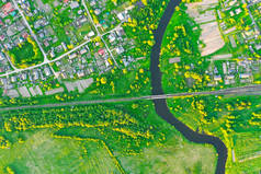 小城镇间蜿蜒小河的空中景观、绿地中的溪流、山顶草甸.