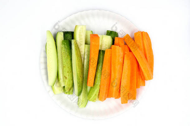 新鲜黄瓜和胡萝卜切片隔离在白色背景上