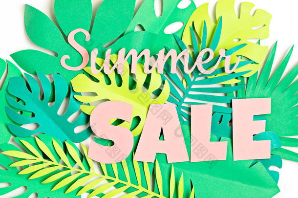热带剪纸上的文字夏季销售背景.夏季销售、网上交易、折扣概念.