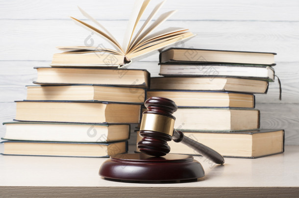 法律概念 — — <strong>法庭</strong>或执法的办公室桌上，用木槌木法官书.