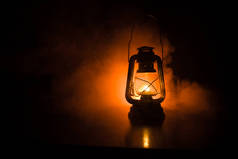 油灯照亮黑暗或燃烧煤油灯背景, 概念照明