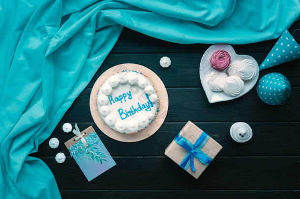 生日<strong>蛋糕</strong>与礼物和甜点