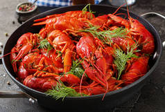螯 虾。红煮 crawfishes 在餐桌上的质朴风格, 特写。龙虾特写。边框设计