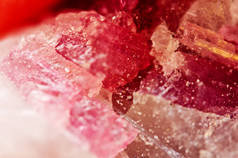   天然水晶水晶背景。宏观。矿物红